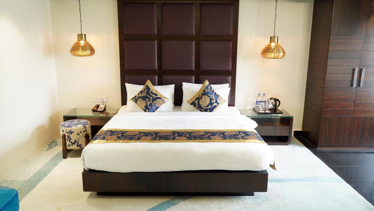 Hotel Saffron Crest Силигури Экстерьер фото