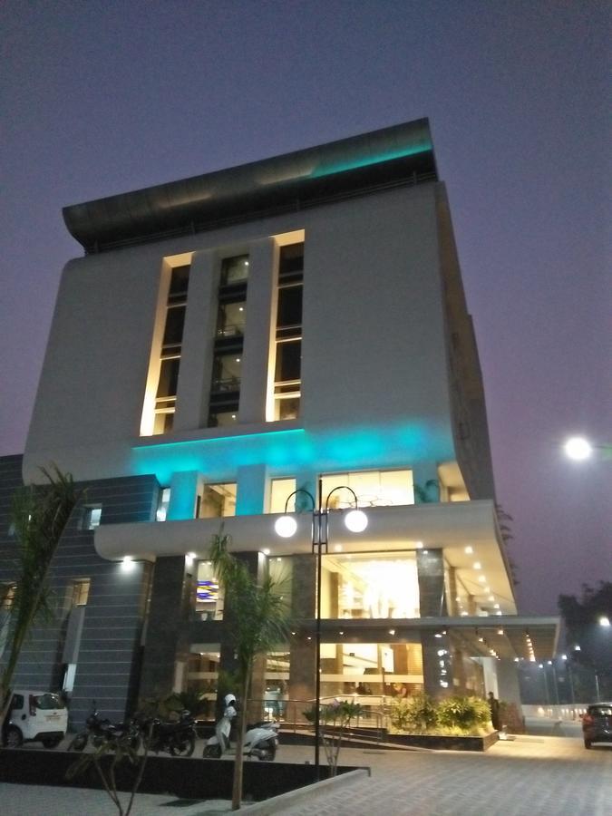 Hotel Saffron Crest Силигури Экстерьер фото