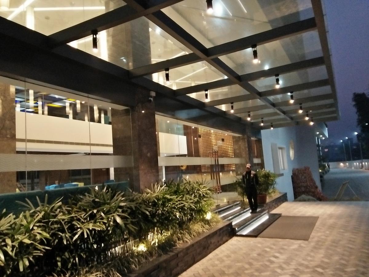Hotel Saffron Crest Силигури Экстерьер фото