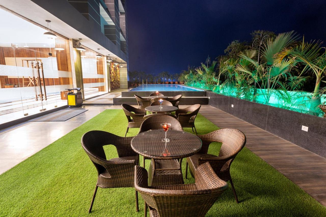 Hotel Saffron Crest Силигури Экстерьер фото